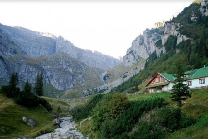 1 day CARPATHIAN PEAKS & CHALETS hike - The Climb Up to the Chalet and Big Views