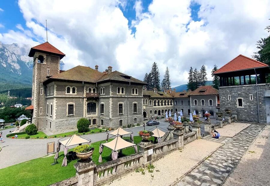1-Day Minivan Tour 3 Castles : Dracula’s Peles & Wednesday - Who this tour suits best