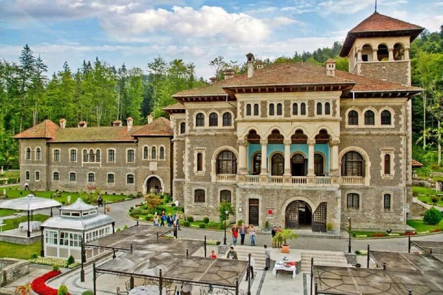 3 Castle Bucharest: Dracula Castle, Wednesday & Peles Castle - Guides, languages, and how the tour feels in practice