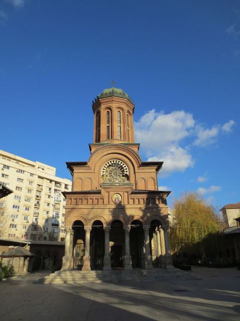 3-Hour Guided Tour of Communist Bucharest - How the Guide Keeps the Story Moving