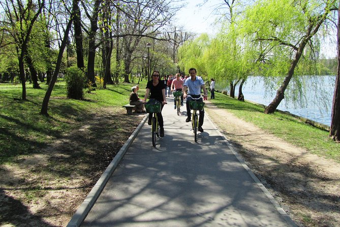 Bicycle Sightseeing in Bucharest - Triumph Arch: a quick start with monarchy and World War I context