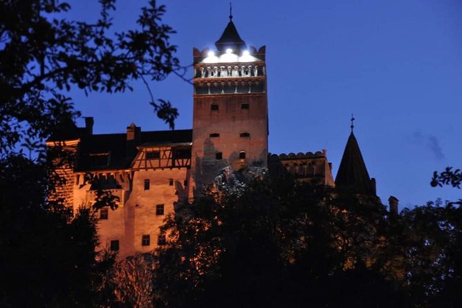 Brasov: Bear Sanctuary, Bran Castle & Rasnov Fortress GUIDED Tour - Getting started at Piața Sfatului, then riding in comfort