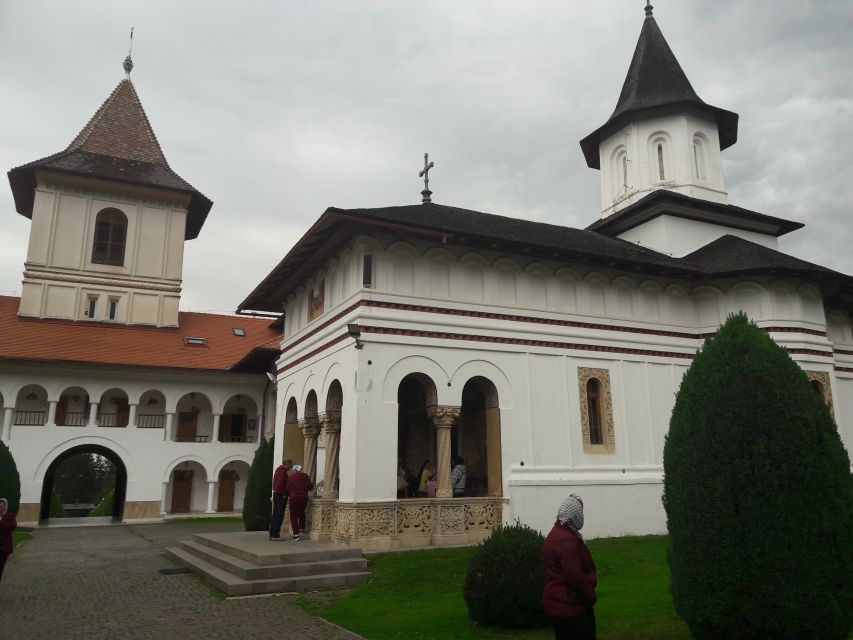 Brasov: Transfagarasan Highway, Balea Lake & Carta Monastery - Road Open vs Road Closed: How You Reach Balea Lake