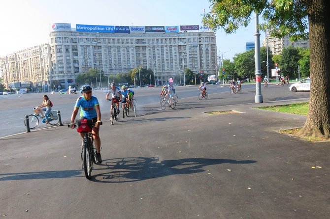 Bucarest à vélo - Piaka Revolukiei Memorial: The End of a Regime