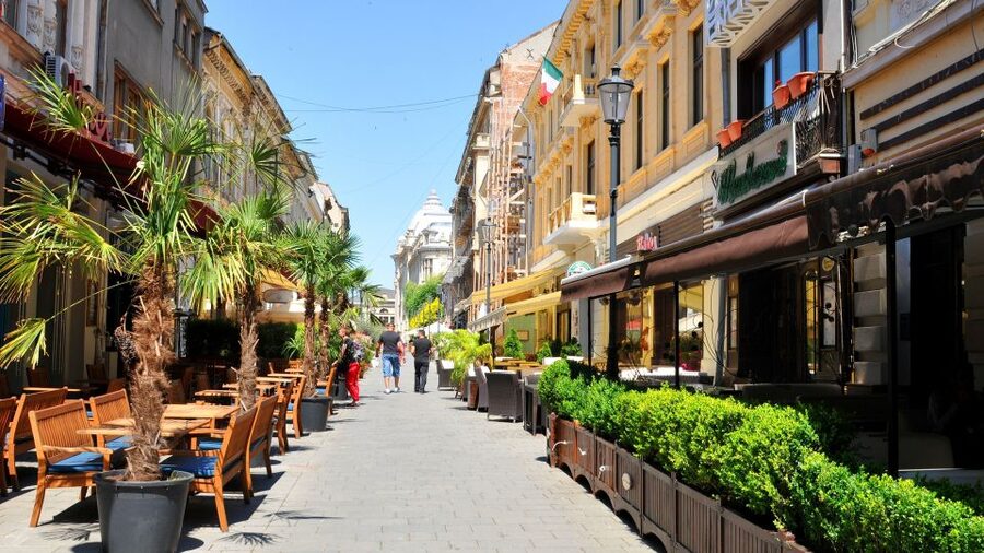 Bucharest: 4-Hour Walking Food Tour in the Old Town - Stop 1: Traditional pies and why locals keep coming back