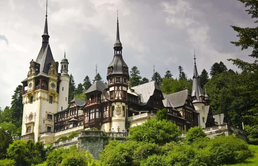 Bucharest: Bran Castle , Peles Castle & Brașov Day Tour - Pacing and transport: the full-day Bucharest loop to Prahova and back