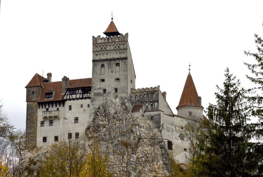 Bucharest: Bran Castle , Peles Castle & Brașov Day Tour - Brașov medieval center and the Black Gothic Church