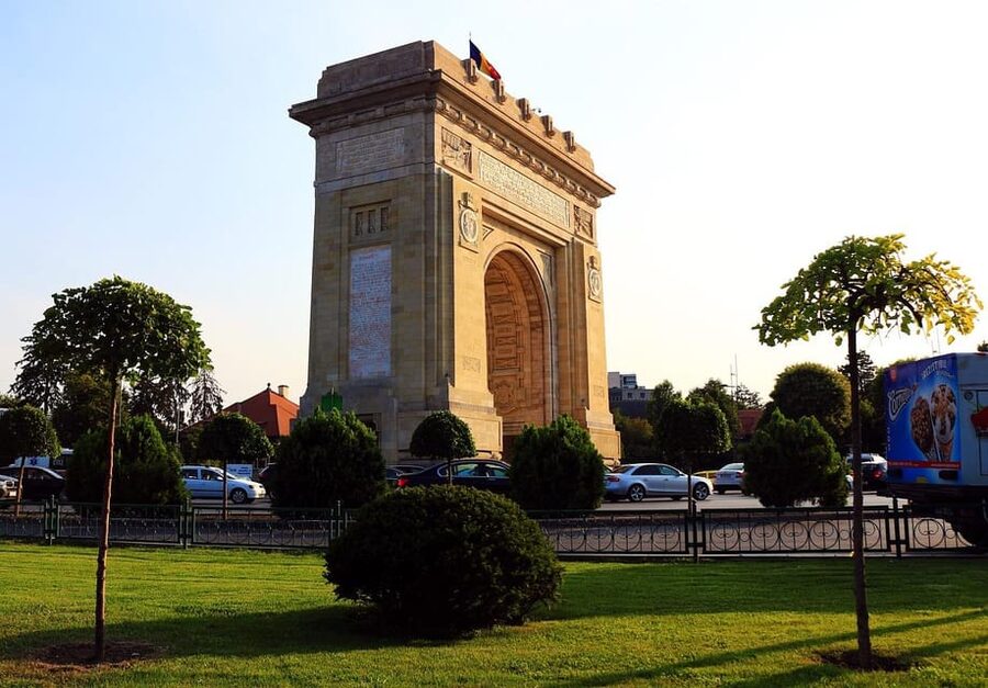 Bucharest city tour by car - Cotroceni, plus how the route links Old Town to Press House