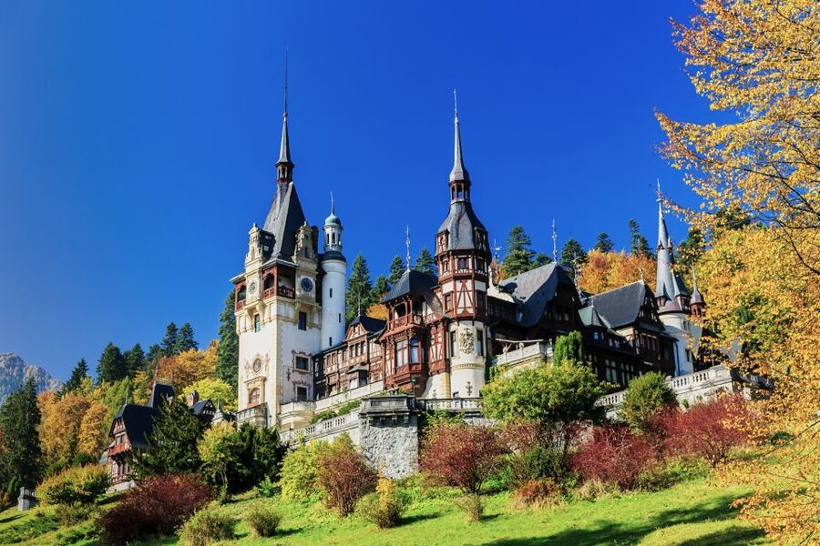 Bucharest: Dracula Castle, Peles Castle & Brasov Old Town - Stop 3: Bran Castle, Dracula lore, and what it does well inside