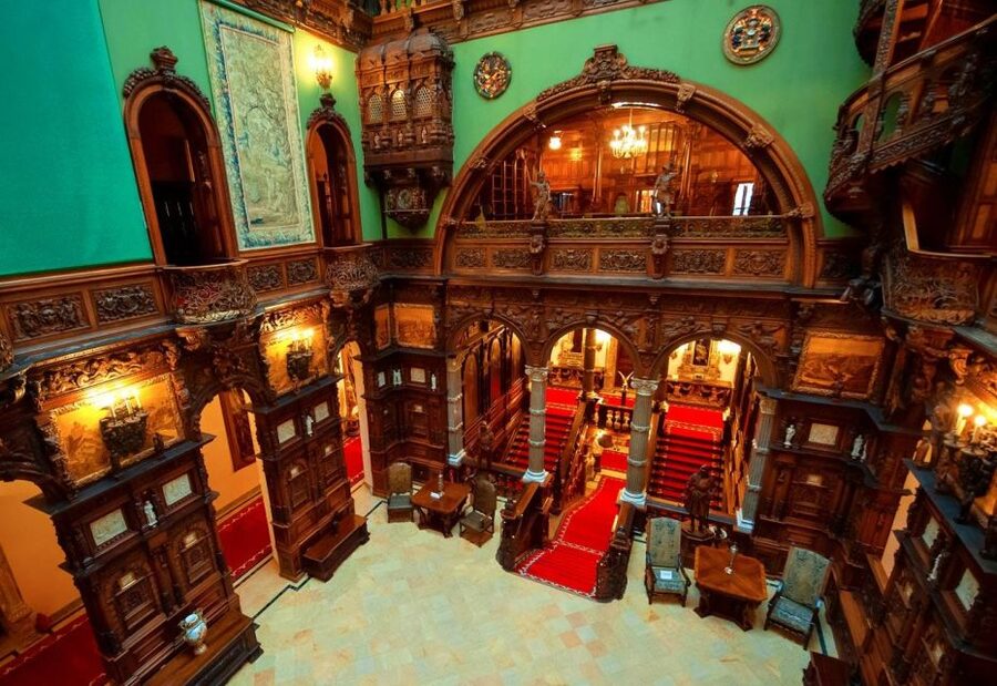Bucharest: Dracula's Castle, Peleș Castle & Brașov Day Trip - What this Bucharest to Transylvania day trip feels like