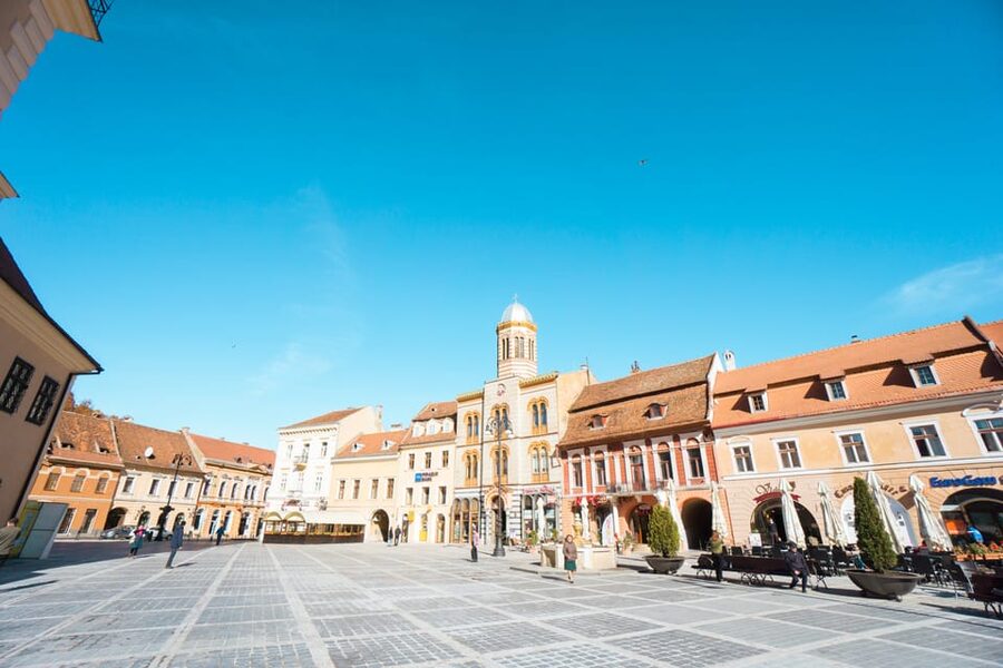 Bucharest: Dracula's Castle, Peleș Castle & Brașov Day Trip - Brasov medieval old town: where the day becomes a real town