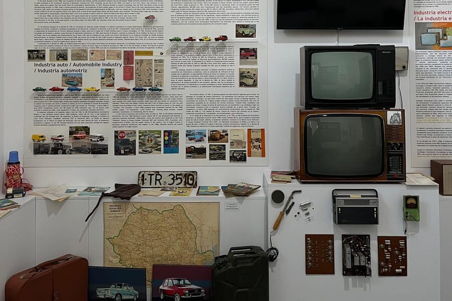 Bucharest: Entry ticket at the Museum of Communism - How the guide helps you get the meaning