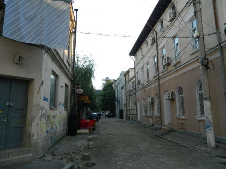 Bucharest: Half Day Bike Tour - Finding the tour start: right across from Hanu’ Berarilor