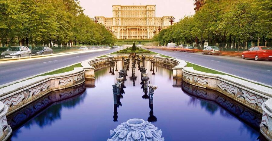Bucharest: Half Day Bike Tour - Victoria Boulevard: monumental architecture at bike speed