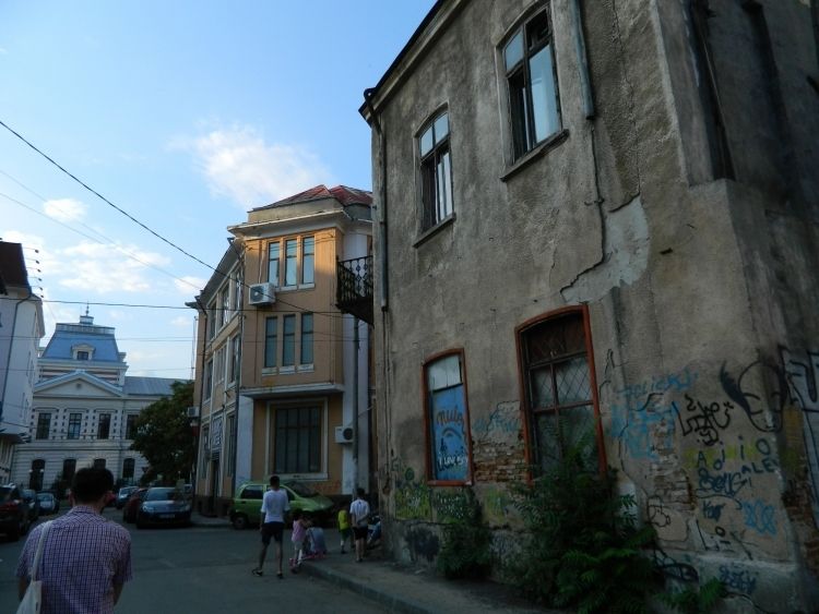 Bucharest: Half Day Bike Tour - Guide style in English: clear stories, real context, good questions