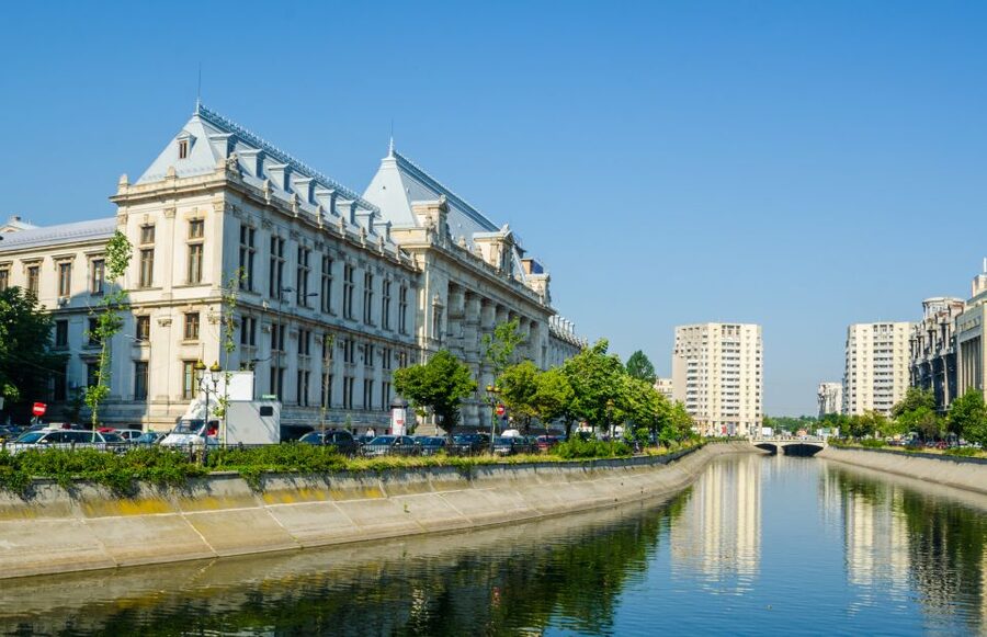 Bucharest: Half-Day Sightseeing Tour - The squares that stitch the day together: from Arch of Triumph to Romana