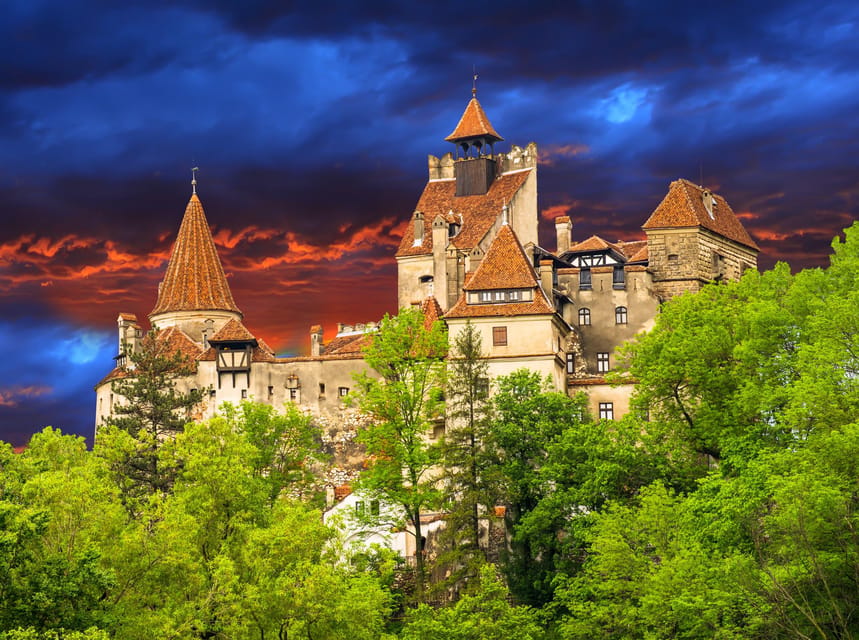 Bucharest: Peles Castle, Bran Castle, & Brasov Full-Day Tour - Peleș Castle: Neo-Renaissance splendor, armor rooms, and mirror views