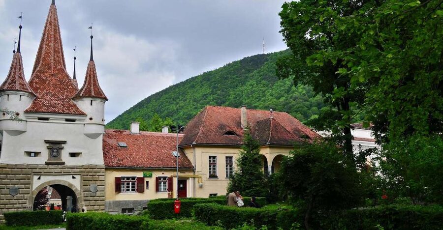 Bucharest: Peles Castle, Dracula's Castle and Brasov Tour - Brasov Old Town and the Black Church: Saxon Streets With Fortress Energy
