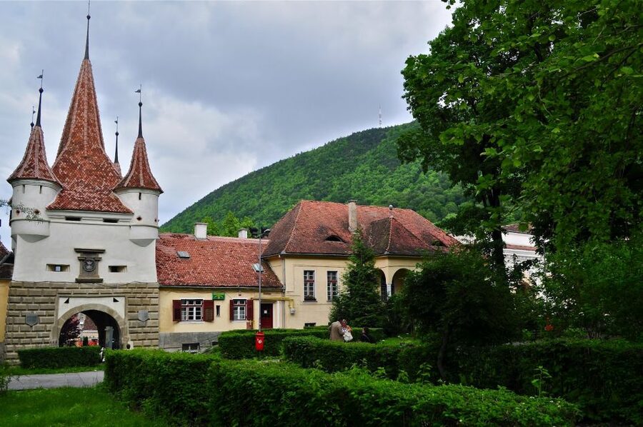 Bucharest: Peles Castle, Dracula's Castle and Brasov Tour - Peleș Castle in Sinaia: German Renaissance Beauty in the Mountains