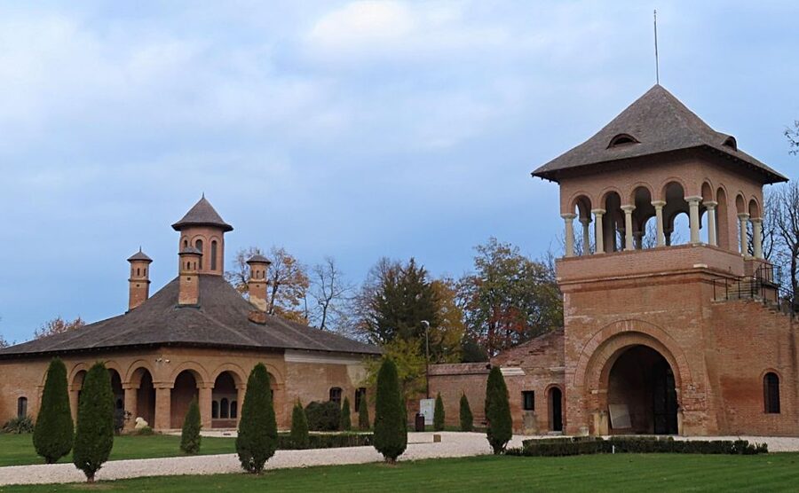 Bucharest Sightseeing Tour - Walking Victoriei Avenue and the Courthouse Energy