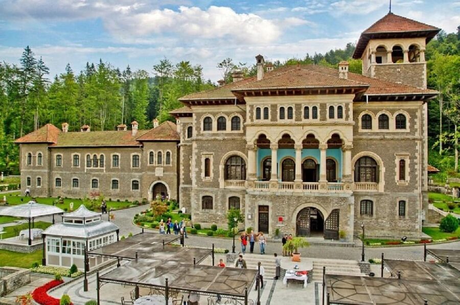 Bucharest : Wednesday, Dracula & Peles 3 Castles Tour 1 Day - Lunch and snacks: how to eat without breaking the schedule