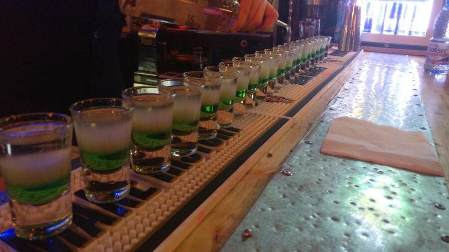 Bucharest: Weekend Pub Crawl - The first hour: workshop time before the party takes over