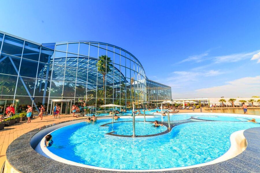 Bucuresti: Therme Bucharest Evening Entry Ticket & Transfer - Crowds Are Part of the Deal, So Time Your Moves