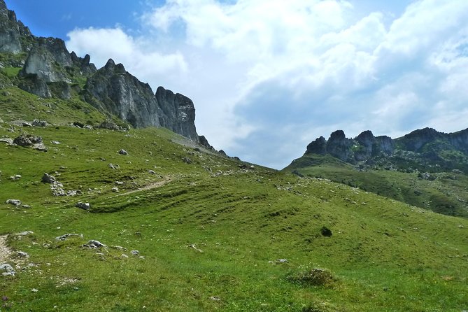 Carpathians in Romania: Bucegi Natural Park with native Spanish guide. - Gutanu and Poiana Gutanu: the route begins with open movement