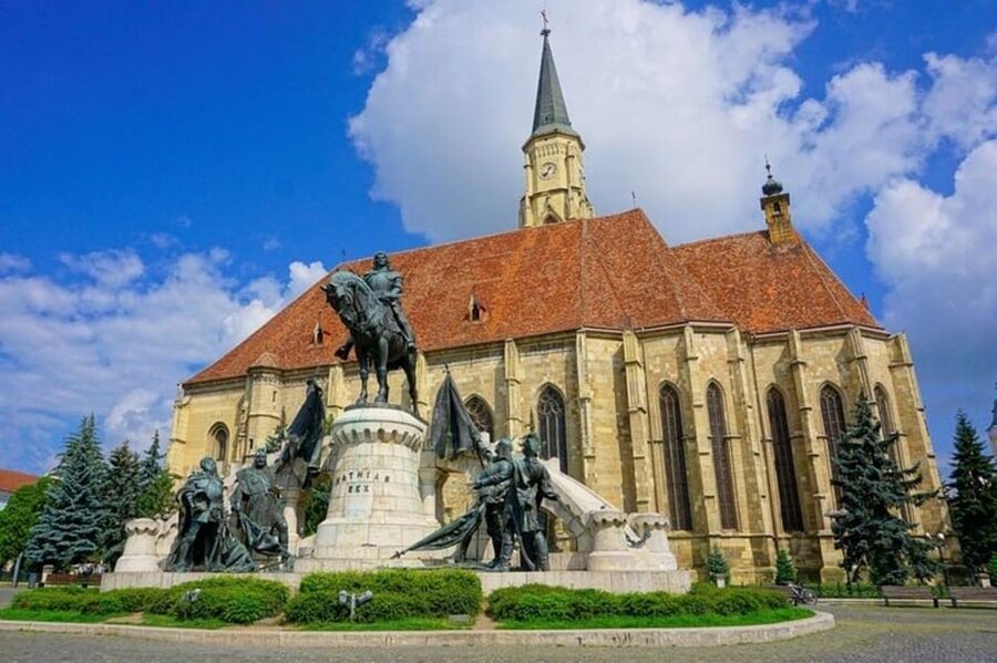 Cluj : Must-See Attractions Walking Tour - The transition to Piața Mihai Viteazu, where photos meet history