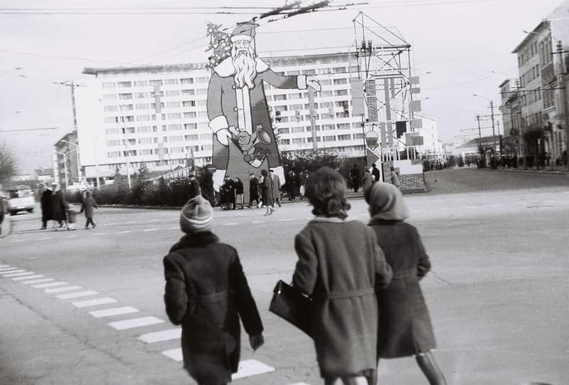 Cluj-Napoca: Communist Era Walking Tour - Union Square to the apartment blocks, where ideology becomes a street view