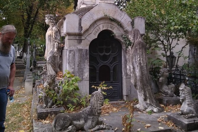 Darkside Tour of Bucharest - small group - Stop 1: Bellu Cemetery (Cimitirul Șerban Vodă-Bellu)
