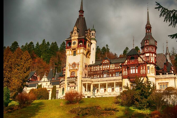 Dracula's Castle, Brașov city and Peleș Castle - Private tour - Brașov historical center walk: practical walking time with a bigger story