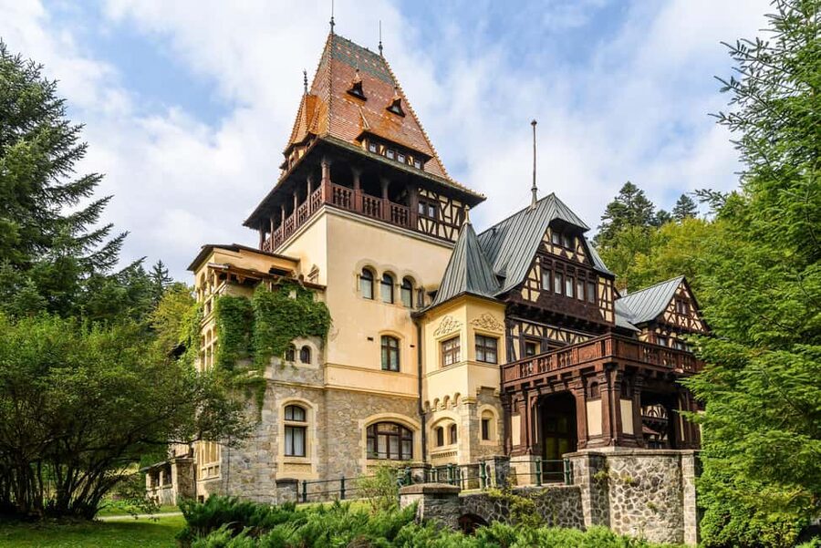 From Bucharest: Day Trip to Dracula's Castle, Peles & Brasov - Bran Castle and the Dracula connection: myth on the cliff, fortress reality inside
