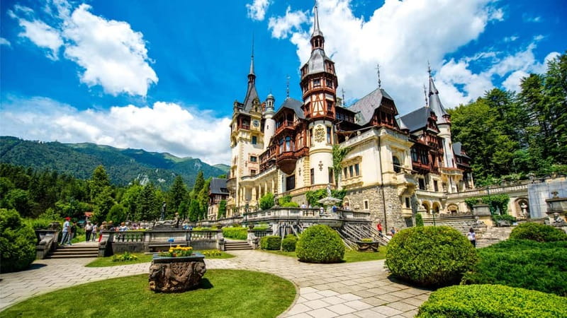 From Bucharest: Dracula's castle, Peles Castle and Brasov - A 7 AM departure that sets the whole tone