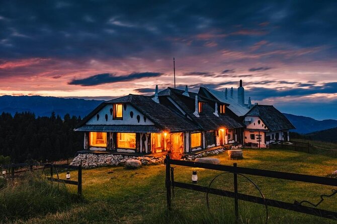 Hiking thought the best mountain villages in Romania-Private tour from Brasov - Transylvania Amphitheater: old wooden houses, rebuilt with comfort