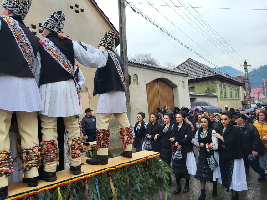 Learning toghether Transylvanian dances in Sibiu - How Alex Teaches You to Dance: Demonstrations, Walkthroughs, Music