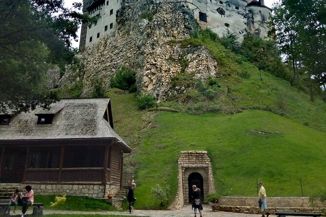 Libearty Bear Sanctuary and Dracula's Castle - Day Tour from Bucharest - Your guide can make or break the day: what you can look for