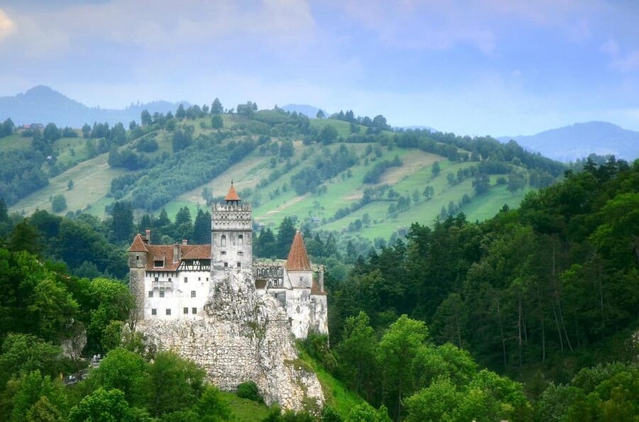 Minivan 8: Peles & Dracula's Castle and Brasov Full-Day Trip - Brașov Old Town and the Black Church Walking Tour