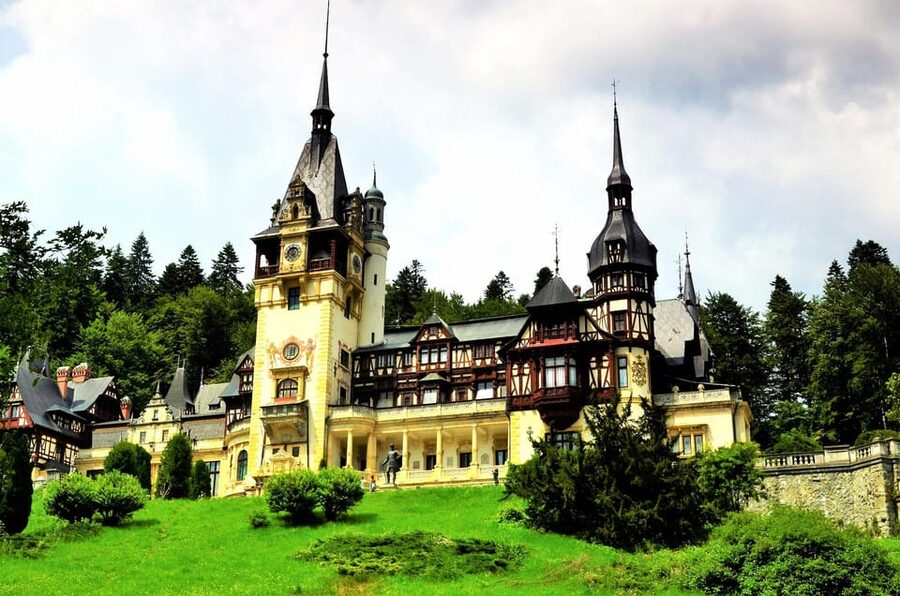 Minivan 8 Places : Dracula Castle, Peles, & Brasov Day Tour - Private 8-Seat Minivan, Central Pickup, and a Long-Day Rhythm