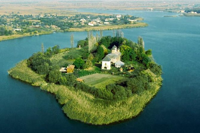 Mogosoaia Palace & Snagov Monastery: Private tour from Bucharest - Stop 2: Snagov Monastery and the Vlad the Impaler connection