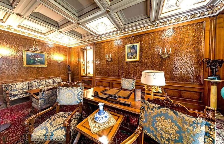 Palace of Parliament, Ceausescu House & Village Museum - Guide quality and languages: what you can expect