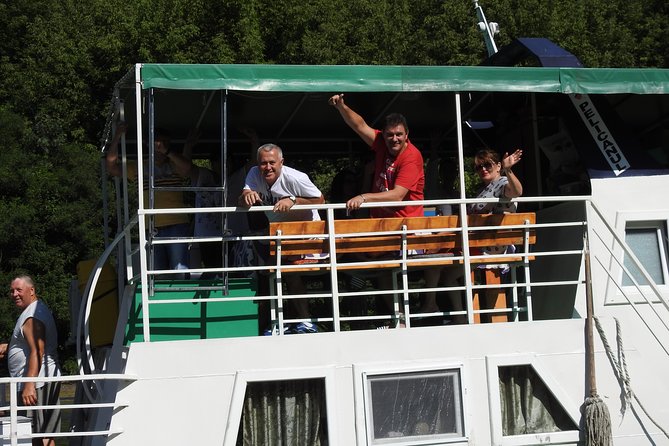Private 6-7h Classic Boat Tour - A classic boat that keeps you comfortable for 6 to 7 hours