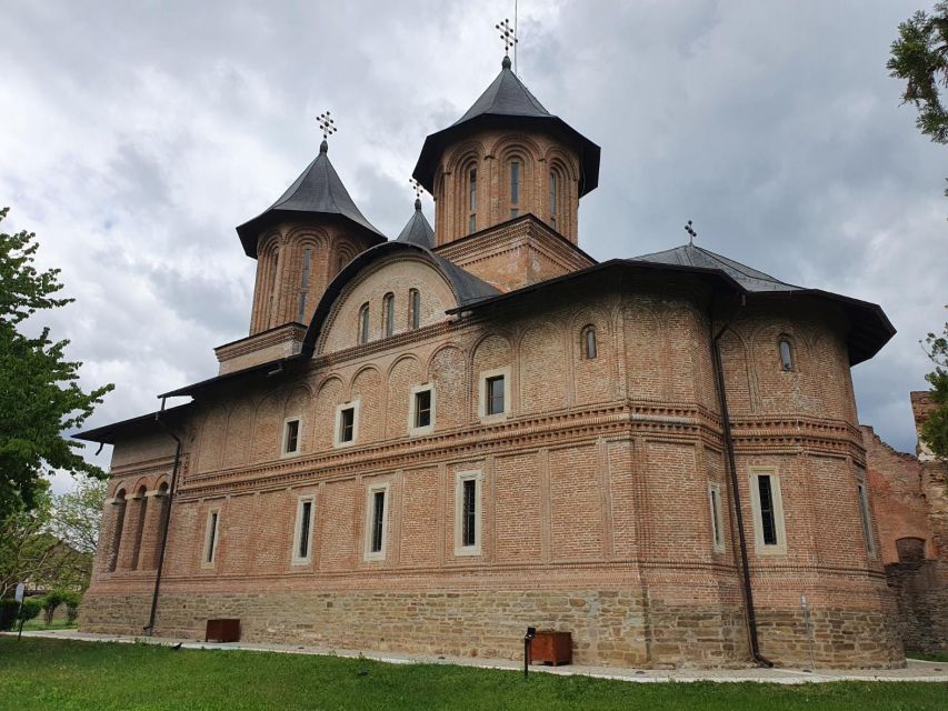 Real Dracula Princely Court and Real Dracula's Fortress - Who should book this Dracula court and fortress day