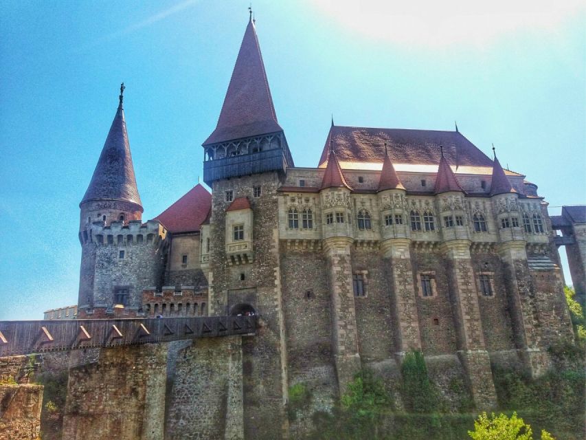 Sibiu: Alba Iulia and Corvin Castle Guided Tour - Alba Iulia Fortress and the landmarks that explain Romanian unification