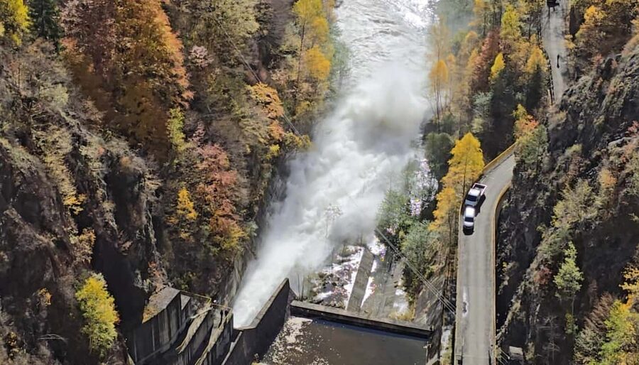 Small group max 7 - Bears Safari on Top Gear -Transfăgărășan - Vidraru Dam and the 166 m arch: the best “engineering stop” on the route