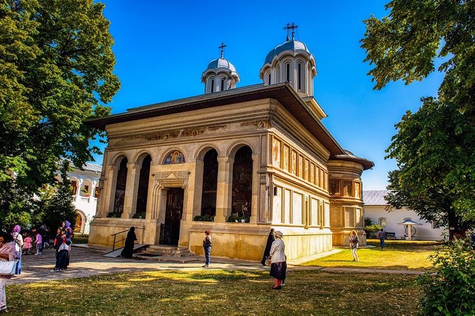 Small Group Tour to Mogosoaia Palace and Snagov Monastery - The drive between stops is part of the point