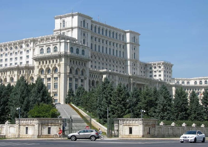 Spanish & Italian guided tour - Palace of Parliament - From metal detectors to the Honor Hallway portraits of Romanian rulers