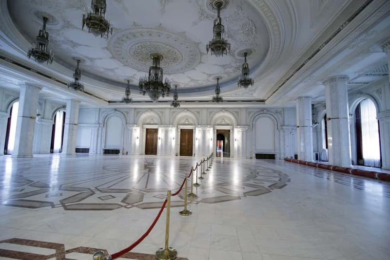 Spanish & Italian guided tour - Palace of Parliament - Who this Spanish or Italian guided tour suits best