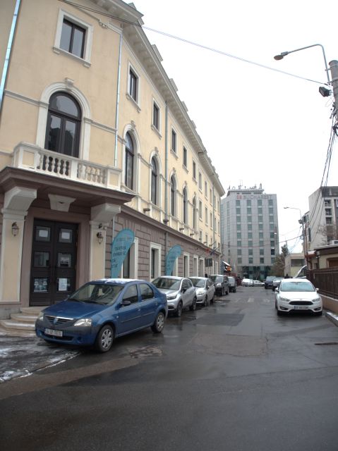 The Jewish heritage of Bucharest - half day walking tour - Avraham Kosher break: a stop for snacks and breathing room