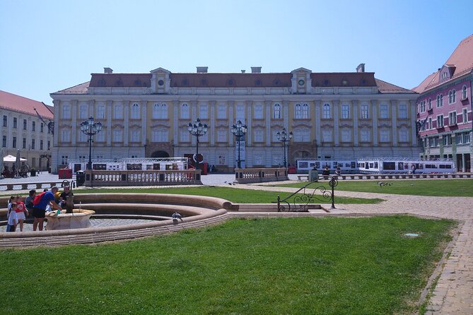 Timisoara Downtown Dream Tour - Piata Victoriei: Seccession palaces and a ticketed 40 minutes